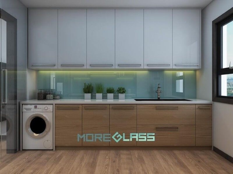 Mẫu kính ốp bếp màu xanh lơ MG-019 mang đến nét đẹp dịu dàng cho không gian phòng bếp.